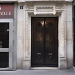 Coeur De Paris Notre Dame Studio Tout Equipe Type Cabine Dernier Etage Ascenseur Climatisation